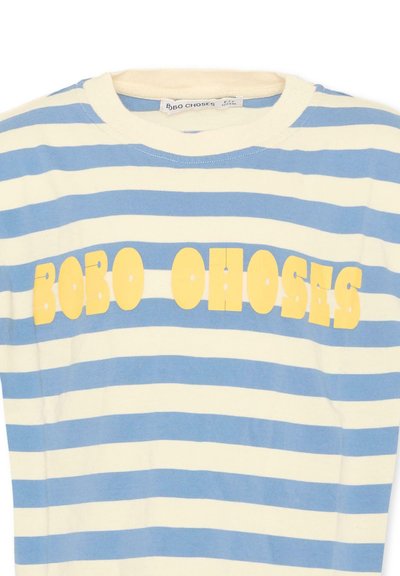T-shirt rayé bleu et blanc avec le texte jaune "BOBO CHOSES" sur la poitrine et un col rond blanc.