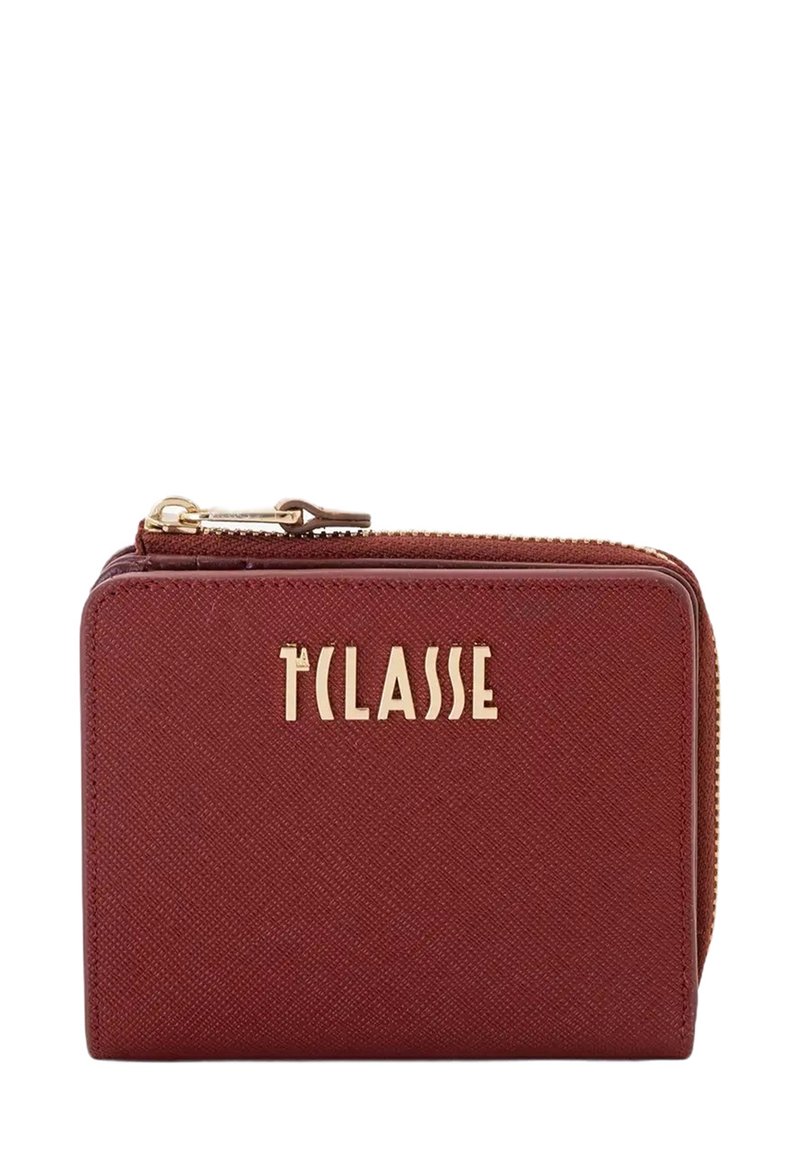 Portafoglio in tessuto rosso con finitura a trama, dettagli in metallo color oro e logo impresso sul davanti. Chiusura con cerniera lungo la parte superiore.