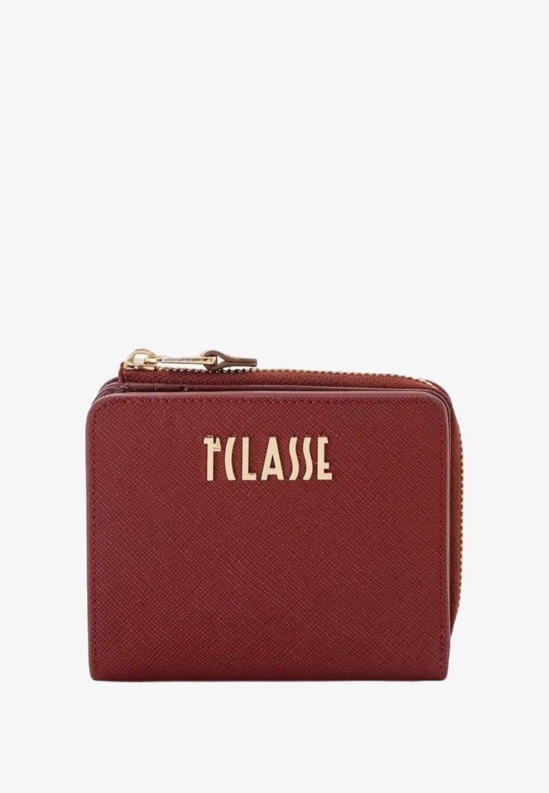 Portafoglio in tessuto rosso con finitura a trama, dettagli in metallo color oro e logo impresso sul davanti. Chiusura con cerniera lungo la parte superiore.