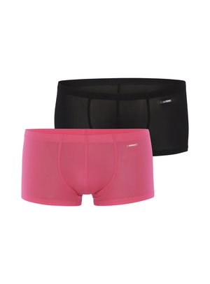 Dva páry boxerek. Jedny jsou černé, druhé růžové. Oba mají měkkou látku, elastický pas a logo na přední straně.