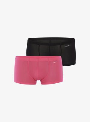 Twee paar boxershorts. De ene is zwart, de andere is roze. Beide hebben een zachte stof, een elastische tailleband en een logo aan de voorkant.