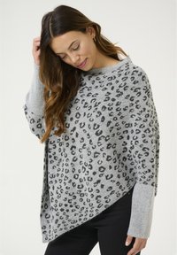 Grauer Leopardenmuster-Pullover mit einem lockeren, asymmetrischen Design, aus weichem Strickstoff gefertigt. Verfügt über lange Ärmel mit kontrastierenden helleren Bündchen.