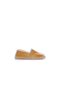 Espadrilles en cuir jaune avec un bout arrondi doux et des panneaux latéraux élastiques, dotées d'une semelle en jute tissé pour une touche naturelle.
