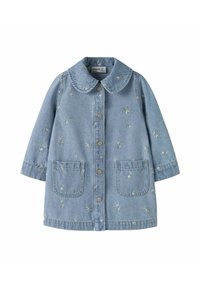 Denimjakke i lys blå farge, med stor krage, frontknapper, to påsydde lommer og broderte blomsterdekorasjoner over hele jakken.