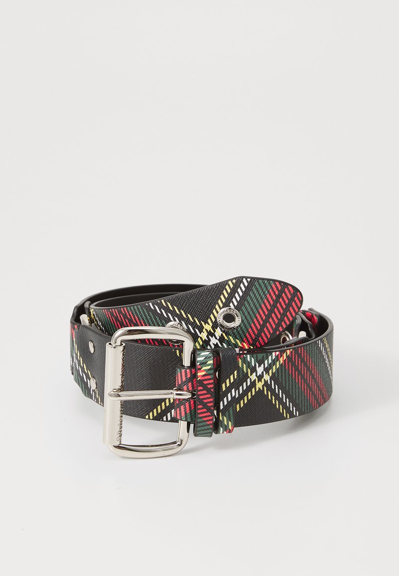 Cinto preto com um padrão de xadrez multicolorido em vermelho, verde e amarelo. Inclui uma fivela de metal prateado e detalhes em botão.