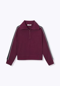 Sweat-shirt bordeaux avec un col montant et une fermeture éclair. Présente des rayures noires et blanches le long des manches. Fabriqué dans un tissu doux.