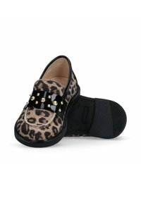 Scarpe slip-on con motivo leopardato, dotate di una fascia in pelle verniciata nera e borchie dorate. Texture morbida, punta rotonda e suola in gomma nera.