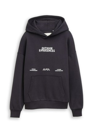 Zwarte hoodie met witte tekst "Outdoor Experiences,", kleine berggrafiek, en zinnen "Going Somewhere" en "Living Unexpected."