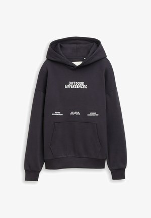 Schwarzer Kapuzenpullover mit weißem Text "Outdoor Experiences,", kleinem Berggrafik und den Phrasen "Going Somewhere" und "Living Unexpected."