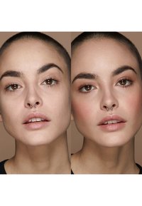 To nærbilder av en person med kort hår, som viser hudtekstur, øyenbrynsform, leppefarge og et tydelig septumpiercing. Bakgrunnen er nøytral.