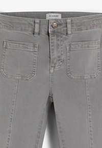 Pantalones de algodón gris con cierre de botón que presentan un diseño de calavera, dos bolsillos frontales y dos bolsillos traseros con una textura suave.