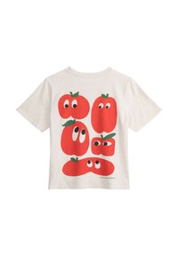 Helles graues Baumwoll-T-Shirt mit einem verspielten Design von sechs roten Tomaten mit Augen und grünen Blättern, die auf den Rücken aufgedruckt sind.