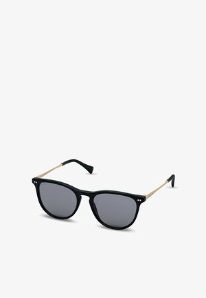 Schwarz gerahmte Sonnenbrille mit dunkelgrauen Gläsern und dünnen, goldfarbenen Bügeln, vor weißem Hintergrund gezeigt.