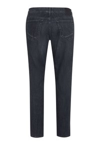 Jeans in denim lavaggio scuro con vestibilità dritta, design a cinque tasche e cuciture in contrasto. Presentano un'etichetta posteriore con marchio e una texture liscia.