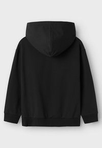 Sudadera negra con capucha amplia, puños y dobladillo acanalados. Tejido suave y texturizado sin patrones o acentos visibles.