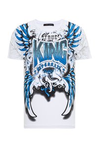 Weißes T-Shirt mit kurzen Ärmeln, das mit einem auffälligen Grafikdesign in Blau und Schwarz gestaltet ist. Es trägt den Text "TRUE KING", Flügelmuster und kunstvolle Details.