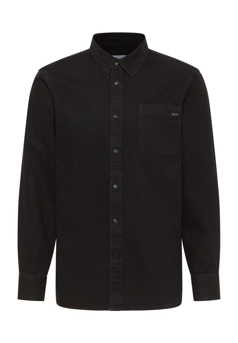 Camicia nera a maniche lunghe con bottoni, realizzata in denim, con colletto morbido, taschino sul petto e dettagli del logo discreti. Texture liscia.