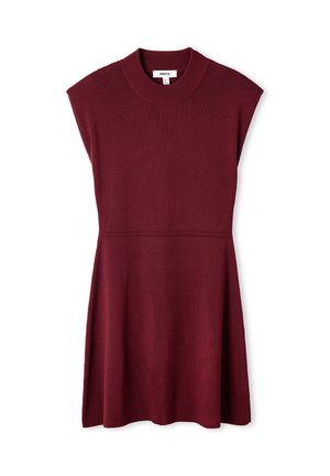 Bordeaux gebreide jurk met hoge hals, korte kapmouwtjes, een aansluitend lijfje en een uitlopende rok. Gladde textuur met minimale ontwerpelementen.