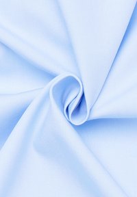 Lichtblauwe stof met een gladde textuur, voorzien van een subtiele glans en een geplooid ontwerp dat de lichte en flexibele eigenschappen benadrukt.