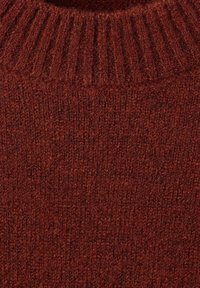 Pull en maille avec un col rond côtelé, de couleur bordeaux riche, présentant un tissu texturé en mélange de laine et une apparence douillette et chaude.