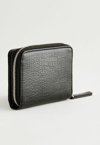 Portefeuille noir en cuir embossé crocodile avec fermeture à glissière et tirette en cuir; présente une surface texturée et un détail de fermeture éclair en doré.