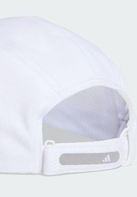 Cappellino bianco regolabile con tessuto testurizzato, visiera curva e una fascia posteriore elegante con un accento grigio. Ideale per attività all'aperto.