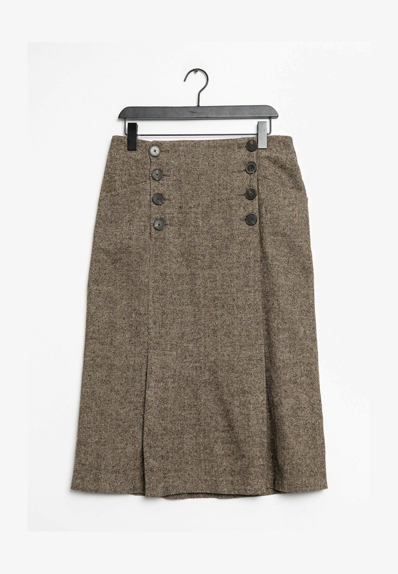 Gonna in tweed marrone con vita aderente, bottoni laterali e spacco frontale, appesa a una gruccia nera.