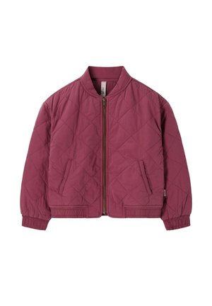 Gesteppte mauve Bomberjacke mit Frontreißverschluss, zwei Seitentaschen, gerippten Bündchen und Kragen, flach auf weißem Hintergrund liegend.