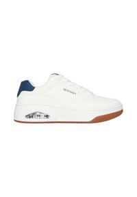 Sneaker bianche con una superficie liscia, dettagli perforati e una patch sul tallone di colore blu navy. Presentano un'unità di ammortizzazione visibile e suola in gomma.