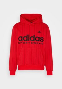 Sudadera con capucha roja y rayas verticales negras, que cuenta con un bolsillo frontal y un gran logo negro de "adidas SPORTSWEAR". Textura de tela suave.