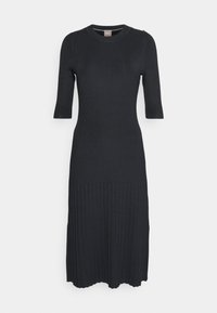 Robe midi en maille côtelée noire avec manches jusqu'au coude, encolure ronde et taille ajustée, présentée sur un fond blanc.