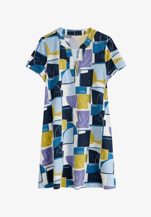 Šaty s krátkým rukávem z lehké tkaniny s barevným geometrickým vzorem, který zobrazuje modré, fialové a zelené tvary na bílém pozadí.