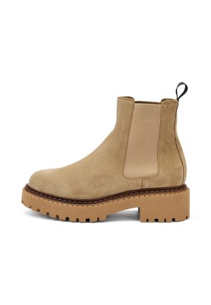 Botas de ante beige hasta el tobillo con paneles laterales elásticos, suela de goma gruesa y una lengüeta en la parte trasera. Presentan una puntera redonda y un acabado texturizado.
