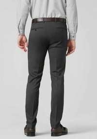 Pantalons gris ajustés avec une texture lisse, deux poches arrière et une coupe slim. Portés avec une ceinture marron texturée et des chaussures sombres.