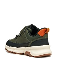 Zielone sneakersy wykonane z różnych materiałów, z czarną gumową podeszwą, pomarańczowym akcentem na pięcie oraz teksturowanym wzorem na śródpodeszwie. Posiadają system szybkiego sznurowania.
