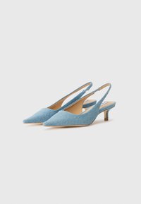Sinivihreät denim-slingback-korkokengät, joissa on terävä kärki ja matala kitten-korko. Silkkinen pinta ja minimalistinen muotoilu, joka korostaa sileää siluettia.