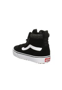 Zapatillas altas negras con raya blanca en el costado, parte superior texturizada, cuello acolchado y suela de goma. Presenta una etiqueta con el logo en la parte trasera.