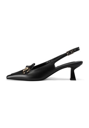 Scarpa slingback nera con punta affilata, materiale in pelle, sottile cinturino alla caviglia e decorazione dorata sulla parte anteriore. Tacco scolpito moderno.