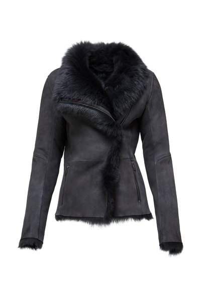 Zwarte suède jas met een pluizige kraag en manchetten, voorzien van zakken met rits en een getailleerd ontwerp. Zachte textuur en strakke lijnen.