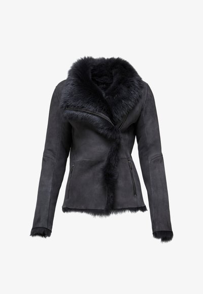 Mustast seemisnahast jakk kohevate krae ja varrukaotsadega, millel on tõmblukuga taskud ja istuv lõige. Pehme tekstuur ja sujuvad jooned.