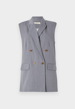 Blazer sin mangas gris con rayas, con cierre de doble botonadura, botones en tono dorado y bolsillos laterales. Textura de tejido suave.