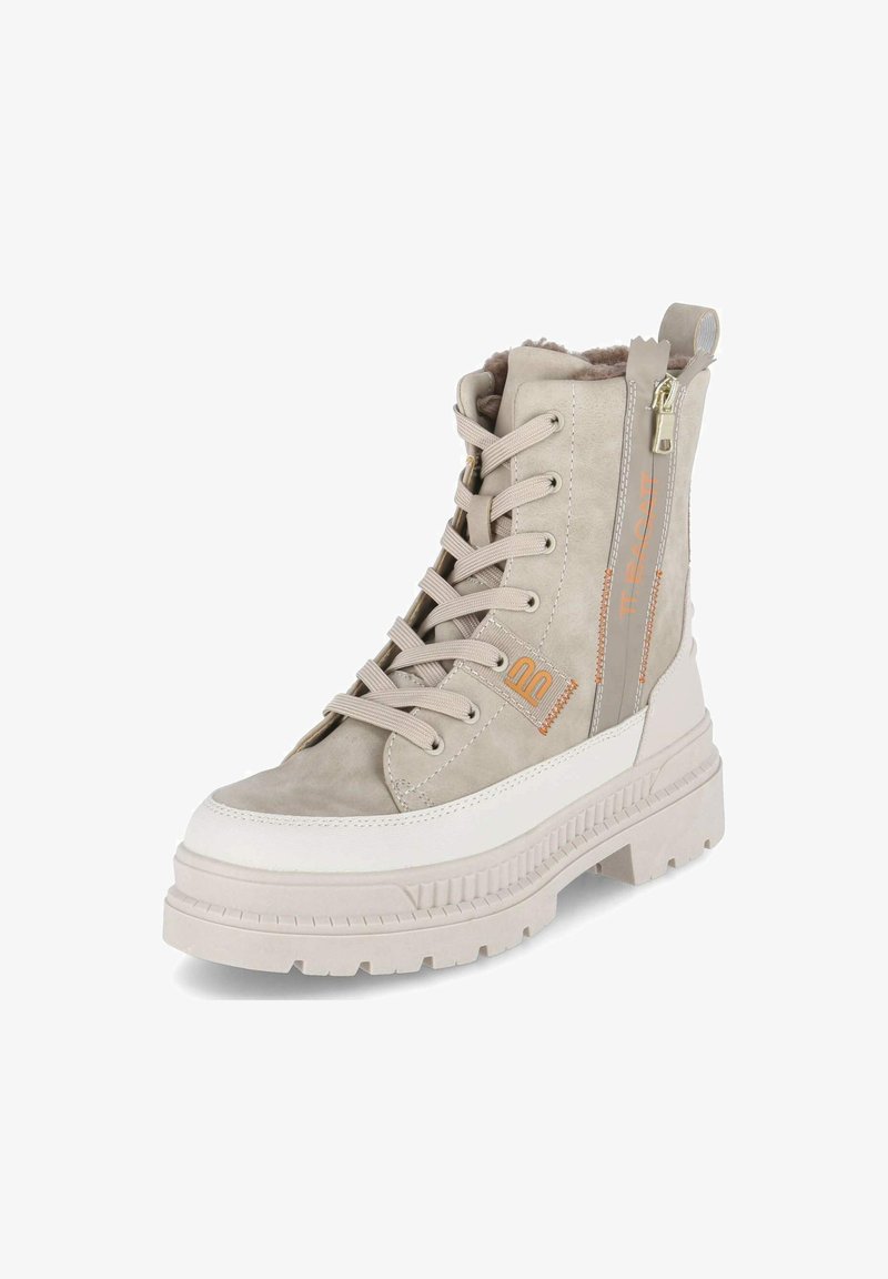 Beżowe zamszowe botki za kostkę z białą gumową podeszwą, sznurowanym przodem, znakowanym panelem bocznym i zapięciem na zamek błyskawiczny. Posiadają teksturowaną podeszwę i miękką podszewkę.