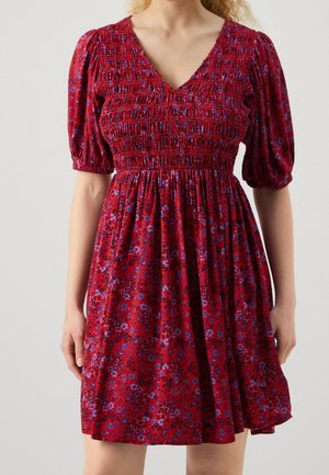 Rotes Blumenkleid mit V-Ausschnitt, kurzen Puffärmeln und gerafftem Oberteil. Mit blauen und violetten Akzenten aus leichtem Stoff.