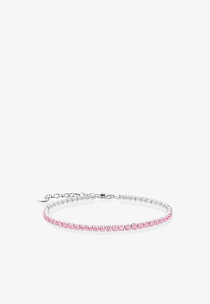 Silberne Armband mit einer Reihe rosa Kristalle, versehen mit Kettenglied-Abschnitten und einem Karabinerhaken zum Verschließen. Glatte, glänzende Textur.