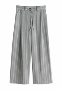 Pantalon gris à jambes larges avec rayures verticales, doté d'une taille ceinturée, de poches latérales et d'une finition douce et texturée.