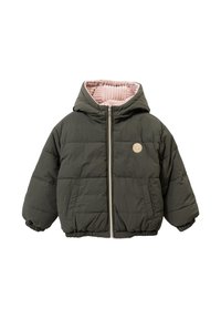 Giacca imbottita verde scuro con fodera rosa a coste, cappuccio e polsini elasticizzati. Presenta una cerniera frontale e un logo tondo come dettaglio.