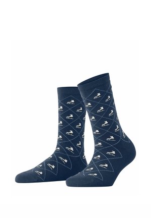 Paire de chaussettes bleu marine avec des motifs de patins à glace blancs disposés en motif grille losange sur un fond blanc uni.
