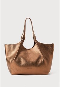 Sac à main en cuir de couleur bronze avec une finition texturée, ouverture large en haut et deux solides bandoulières pour le porter.