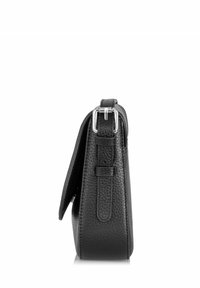 Czarna skórzana torba z fakturowaną powierzchnią, regulowanym paskiem i metalowym zapięciem. Widok z boku pokazuje zorganizowany kształt.