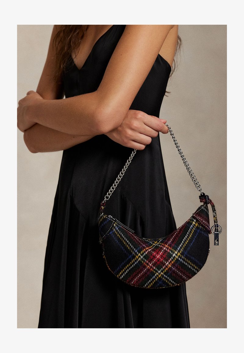Kockás, ívelt formájú hobo táska sötét árnyalatú texturált anyagból, ezüst színű láncpánttal és kis márkajelzéssel díszített medállal.